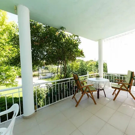 Mary - Ground Floor With Garden