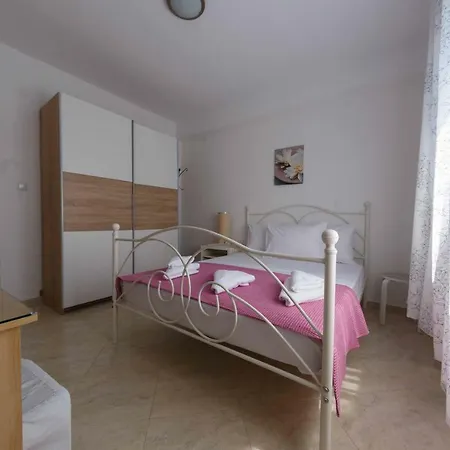 Mary - Ground Floor With Garden